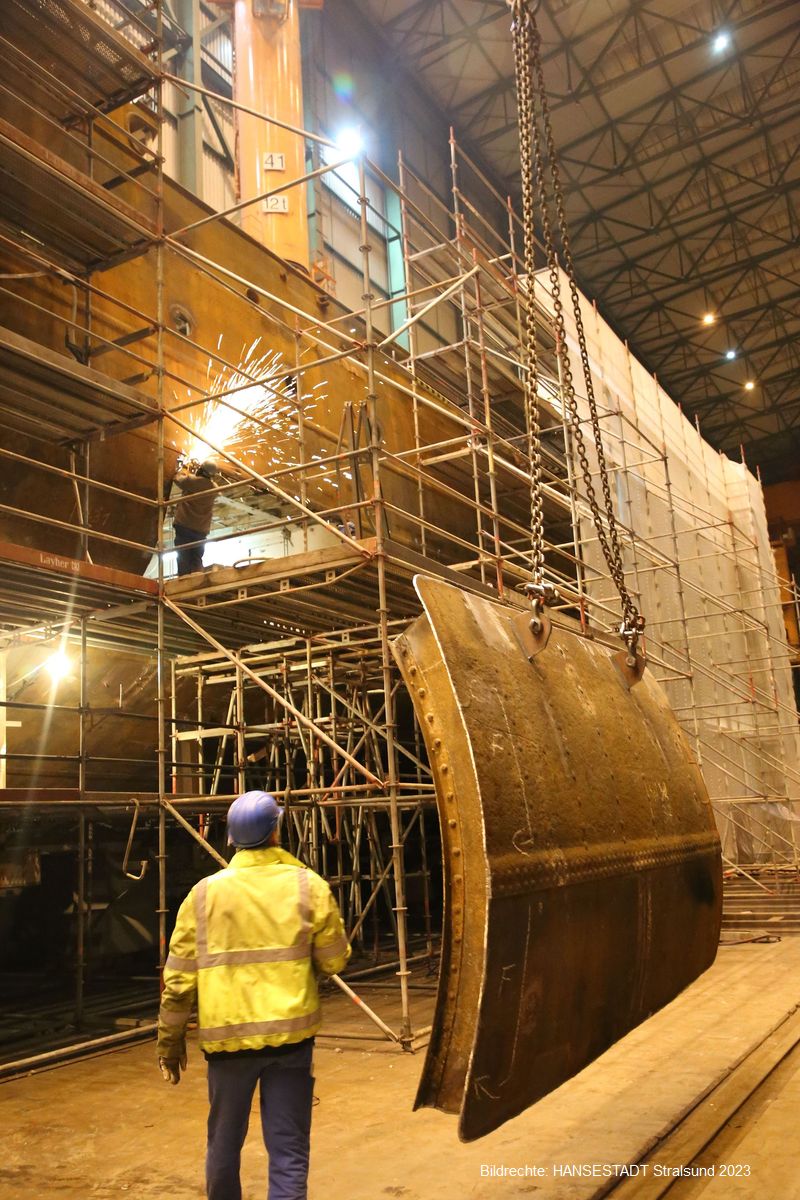 Vorteil Volkswerft: für den großen Kran in der Schiffbauhalle ist es ein Leichtes, das Segment anzuheben. Vorteil Volkswerft: für den großen Kran in der Schiffbauhalle ist es ein Leichtes, das Segment anzuheben.