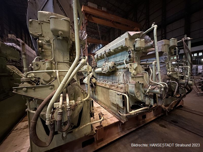Dieser Motor musste aus dem Maschinenraum nach außen befördert werden. Dieser Motor musste aus dem Maschinenraum nach außen befördert werden.