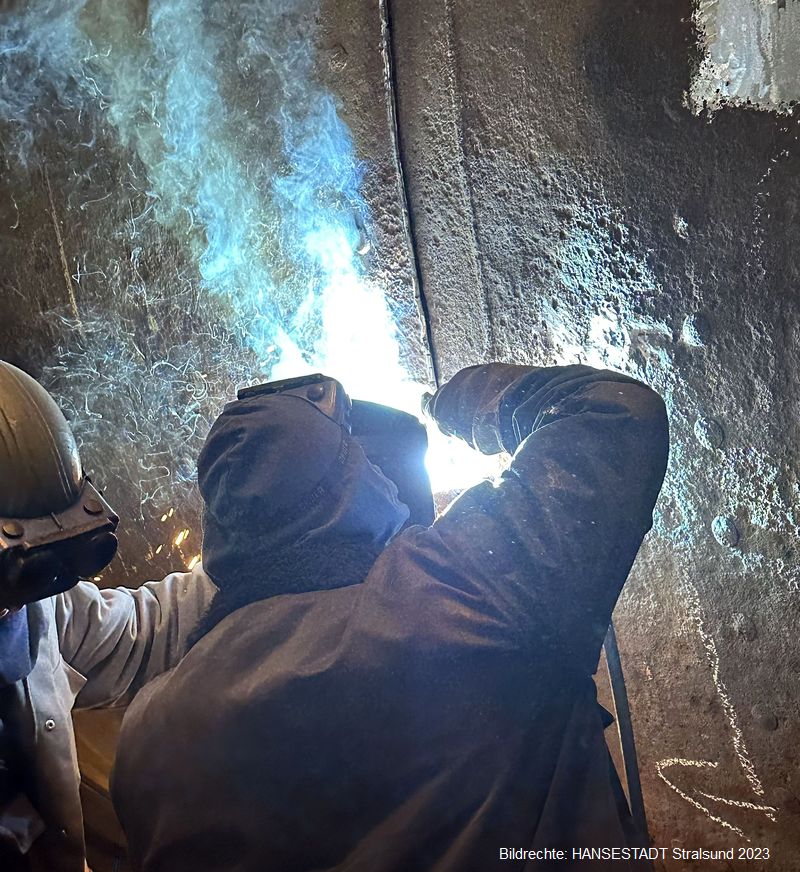 Sofort nach dem Einpassen sind die Schweißer am Werk. Sofort nach dem Einpassen sind die Schweißer am Werk.