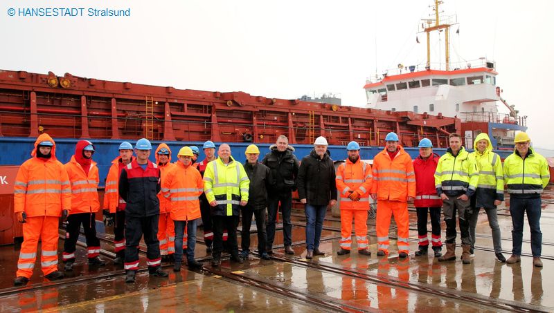 Das Team der Firma Strela Shiprepair GmbH mit seinen Geschäftsführern Oliver Schepers (9.v.l.) und Jan Tebbe-Simmerdinger (8.v.r.) und Oberbürgermeister Alexander Badrow Das Team der Firma Strela Shiprepair GmbH mit seinen Geschäftsführern Oliver Schepers (9.v.l.) und Jan Tebbe-Simmerdinger (8.v.r.) und Oberbürgermeister Alexander Badrow