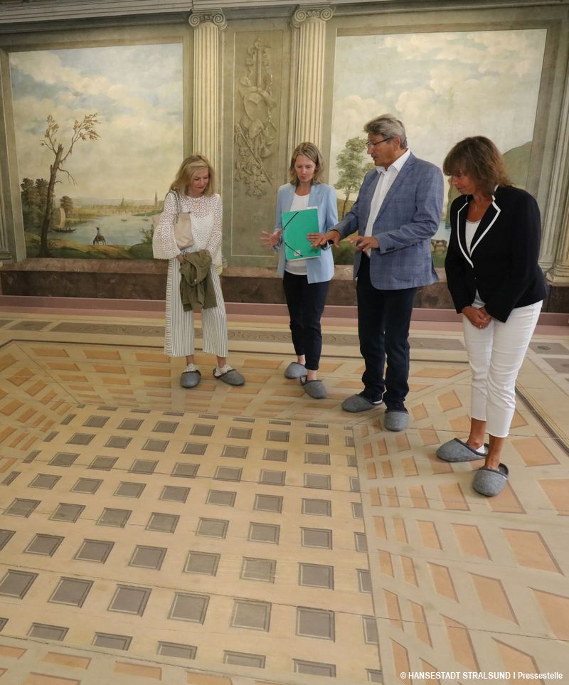 Tapetensaal_01_VLNR_Botschafterin_WandDanielsson_SteffiBehrendt_AmtsleiterinfuerKulturWelterbeundMedien_PeterPaul_PraesidentderBuergerschaft_EhefrauUte.JPG