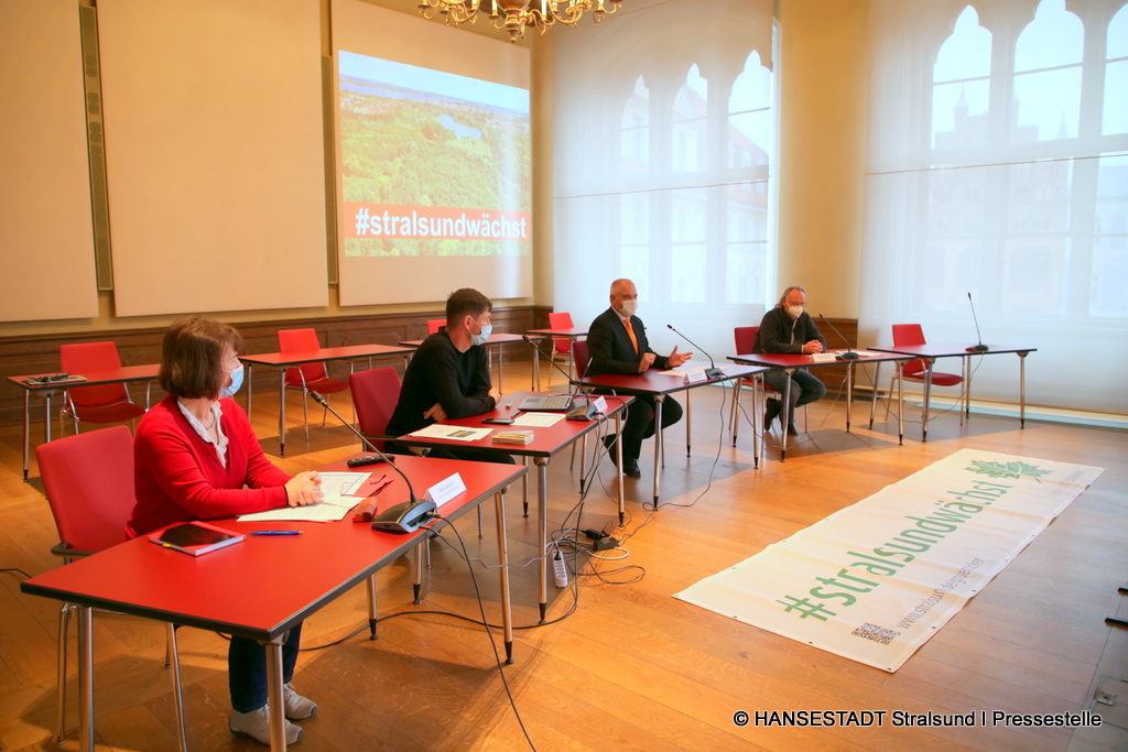 Während einer Pressekonferenz im Rathaus erläutern Oberbürgermeister Alexander Badrow (2.v.r.) sowie der Leiter des Amtes für Planunbg und Bau, Frank-Bertolt Während einer Pressekonferenz im Rathaus erläutern Oberbürgermeister Alexander Badrow (2.v.r.) sowie der Leiter des Amtes für Planunbg und Bau, Frank-Bertolt