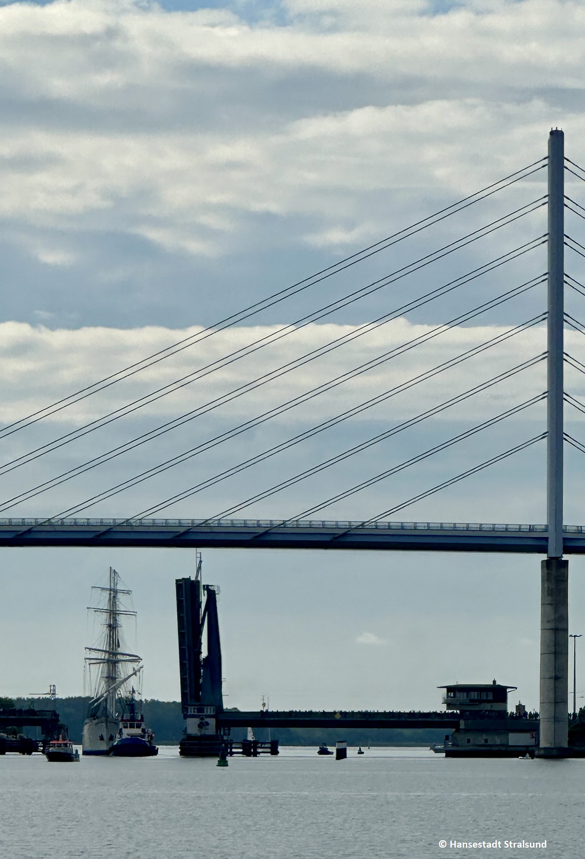 1 - Die GORCH FOCK (I) passiert die Ziegelgrabenbrücke 1 - Die GORCH FOCK (I) passiert die Ziegelgrabenbrücke