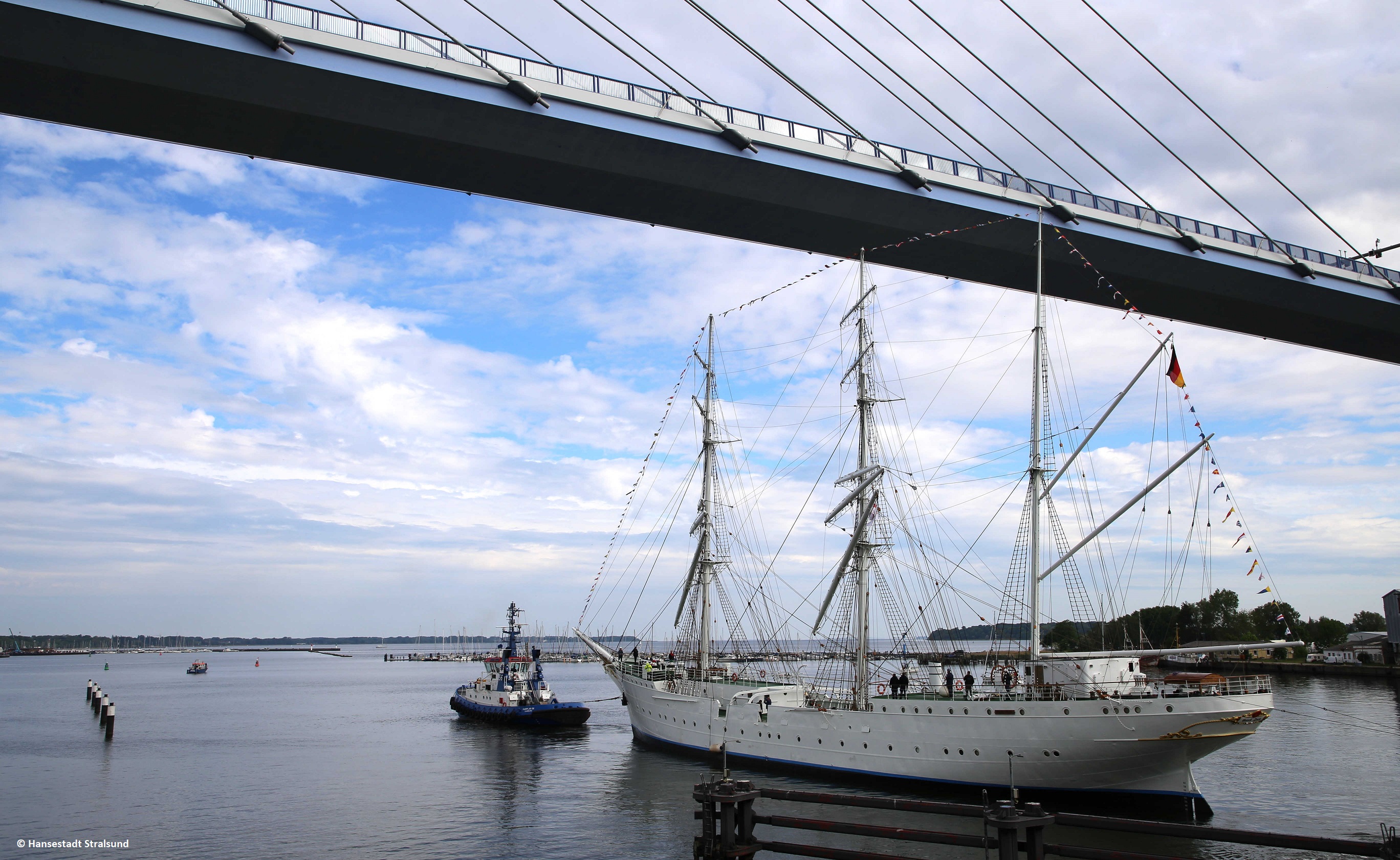 2 - Die GORCH FOCK (I) passiert die Rügenbrücke 2 - Die GORCH FOCK (I) passiert die Rügenbrücke