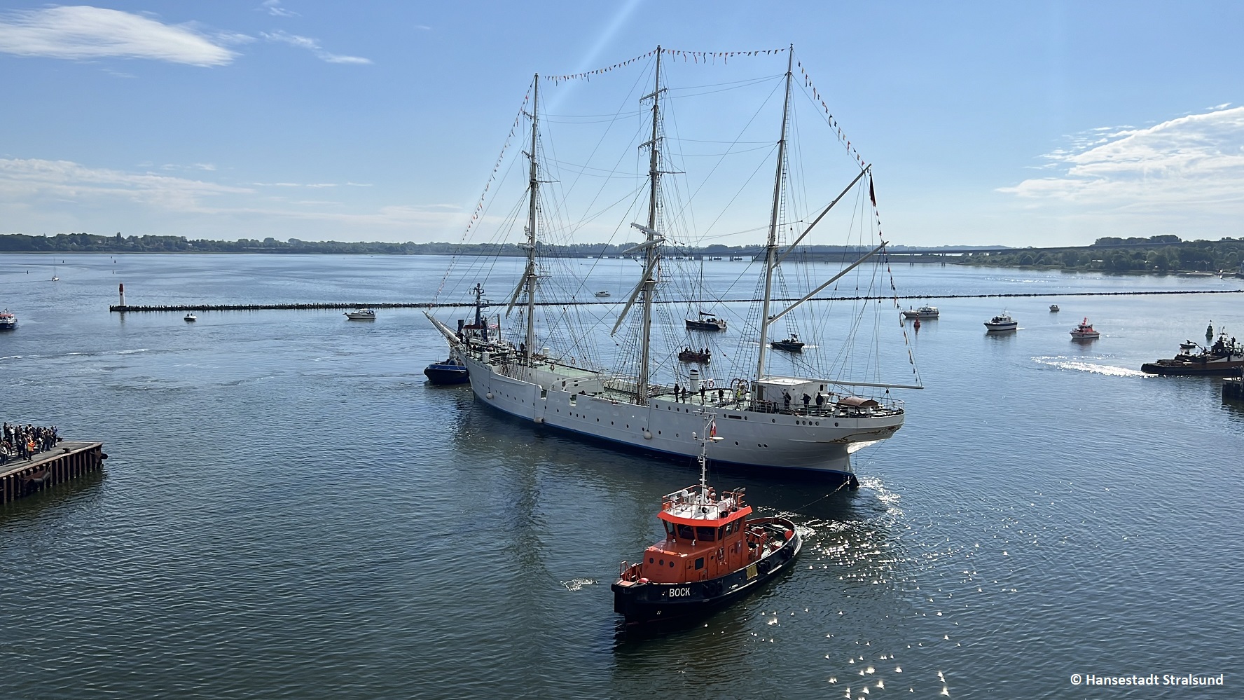 4 - Jetzt heißt es für die Schlepper GORCH FOCK (I) rückwärts einparken 4 - Jetzt heißt es für die Schlepper GORCH FOCK (I) rückwärts einparken