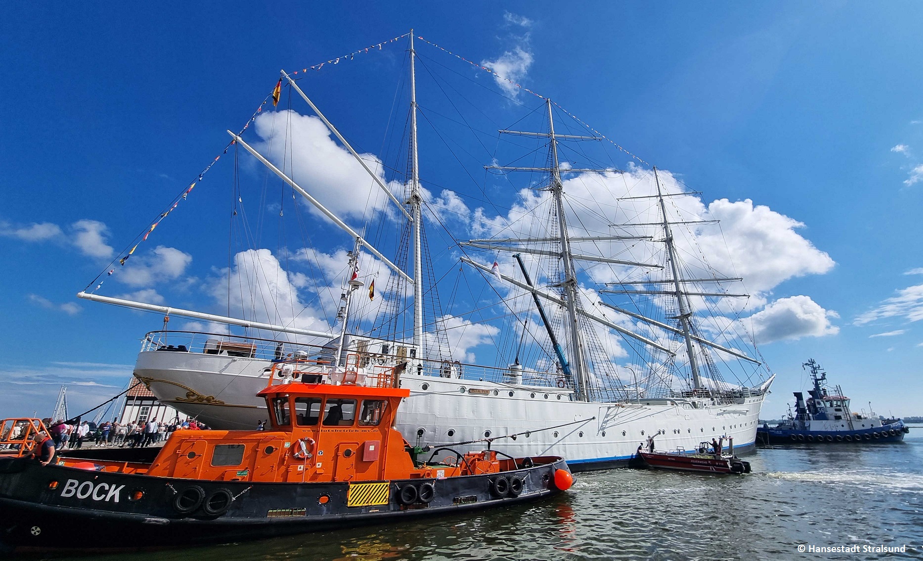 5 - Die GORCH FOCK (I) wird auf der Stralsunder Hafeninsel festgemacht 5 - Die GORCH FOCK (I) wird auf der Stralsunder Hafeninsel festgemacht